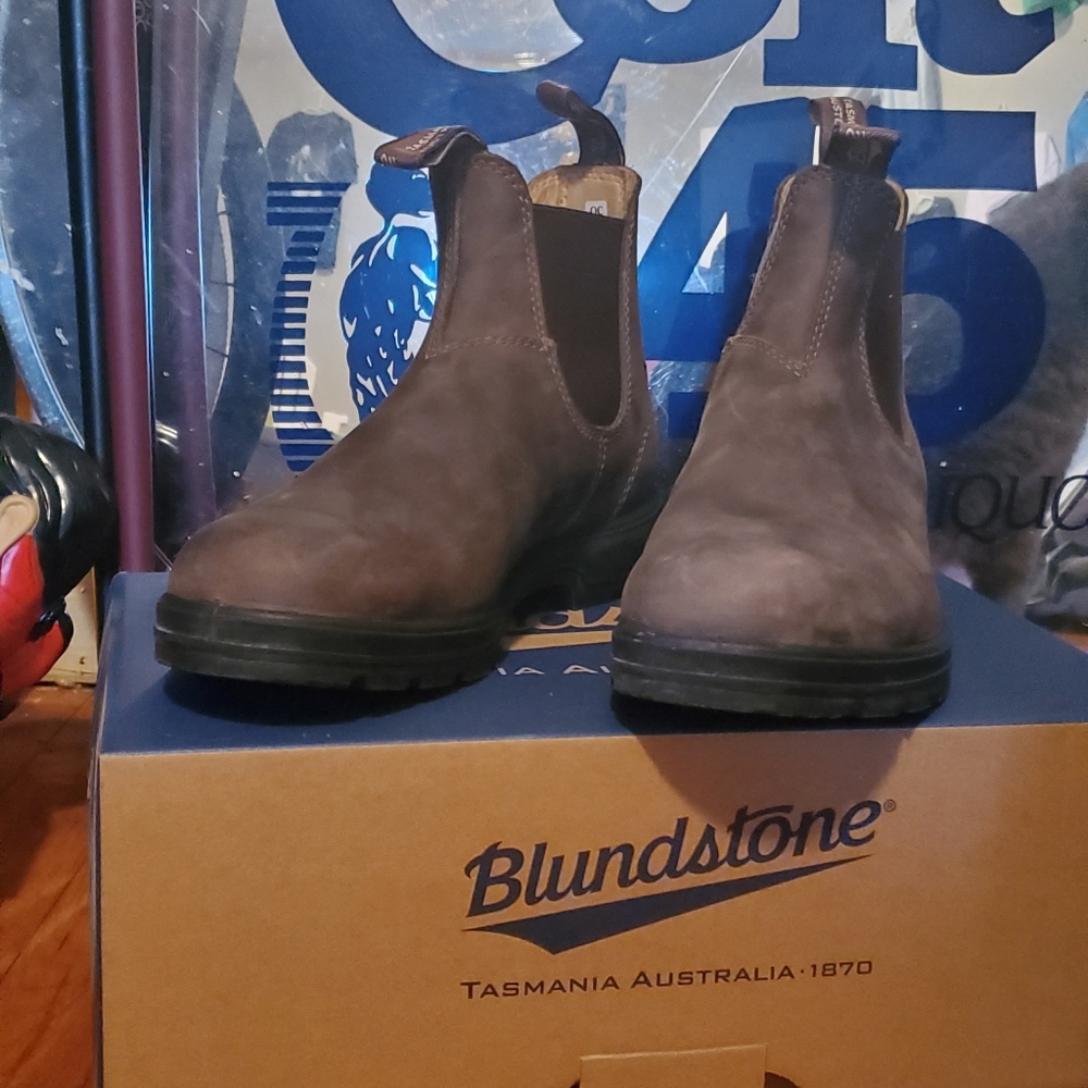Women's size 9 brown leather blundstone boots